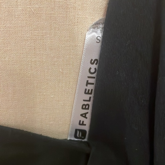 Super cute EUC Fabletics black tank top - Picture 6 of 6